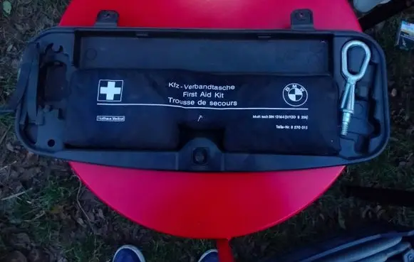 BMW 5 E60 E61 Tool box 6761420 15361710