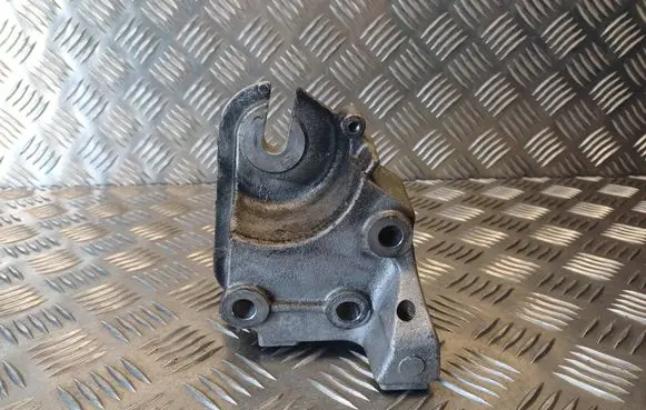 Engine mounting bracket