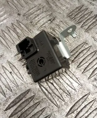 Toyota Avensis T250 Other relay 8665013010 0689003570
