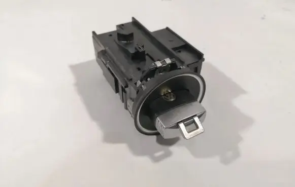 Volkswagen PASSAT B7 Ignition lock 3C0905843AD