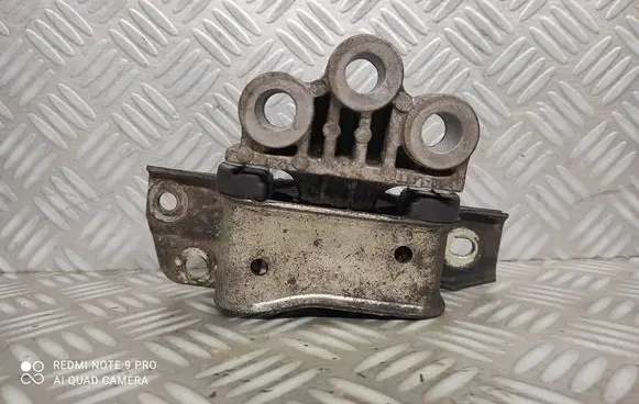Engine mount vacuum valve