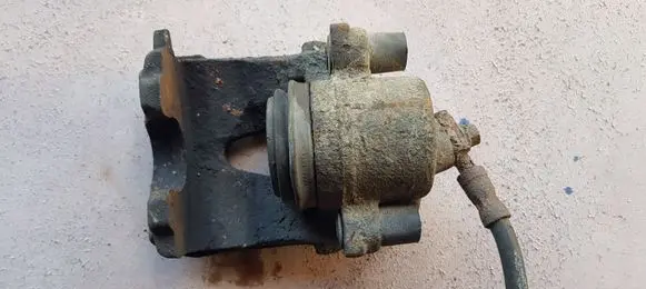 Volkswagen Golf VI Front brake caliper