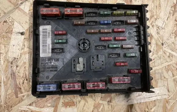 Volkswagen PASSAT B6 Fuse module 3C0937125 63592777