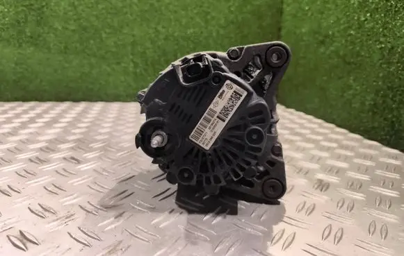 Opel Vivaro Generator/alternator 231008633R 2616927A 215059161