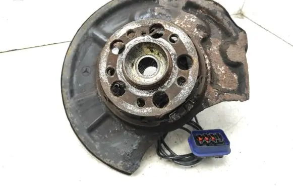 Mercedes-Benz CLS C219 Rear wheel hub spindle/knuckle A2114200285