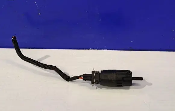 Maserati Ghibli Windscreen/windshield washer pump D28323514