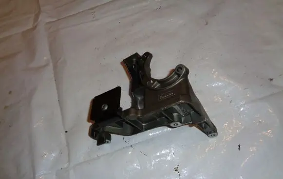 Ford Focus Engine mounting bracket AV2Q9B470AC