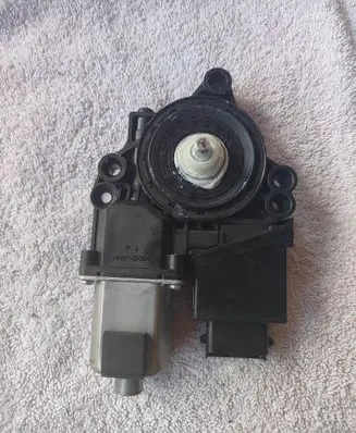 KIA Ceed Front door window regulator motor 82450A2010
