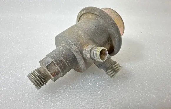 Audi 80 90 B3 Fuel pressure regulator 0438161008 034133534H