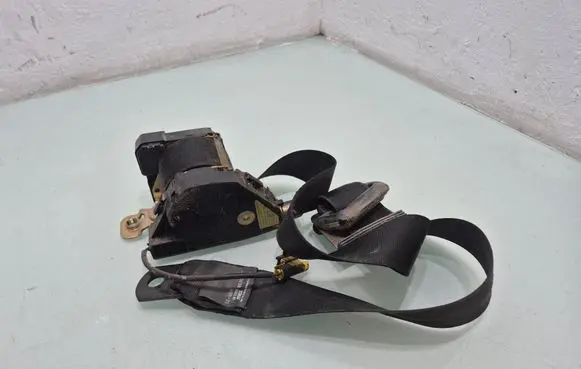 Mercedes-Benz ML W163 Front seatbelt A1638601385