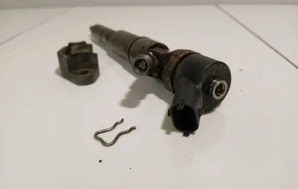 BMW 5 E39 Fuel injector 0445110047