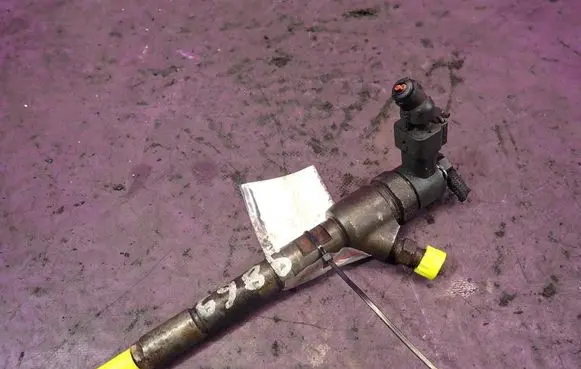 Opel Astra J Fuel injector 0445110183