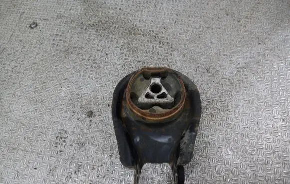 Ford C-MAX I Engine mount bracket