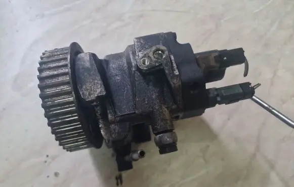 Renault Megane III Fuel injection high pressure pump H8201121521