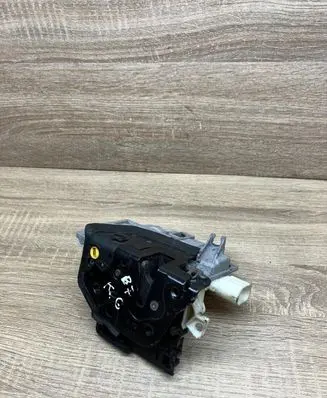 Volkswagen PASSAT B6 Rear door lock 3C4839015A