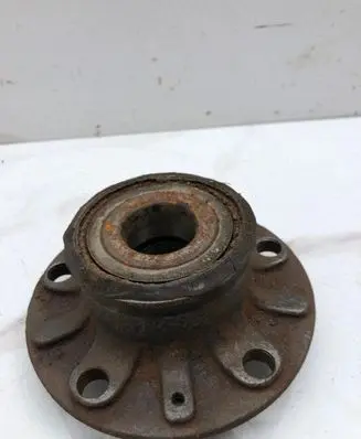 Volkswagen Golf V Rear wheel hub