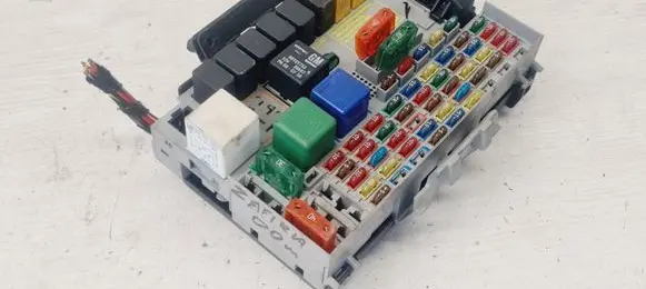 Opel Zafira A Fuse module 24412497