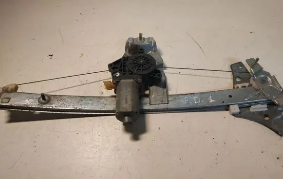Toyota Avensis T220 Front door window regulator motor 100208