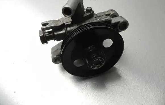 Hyundai Tucson JM Power steering pump 571002E000 VD8676