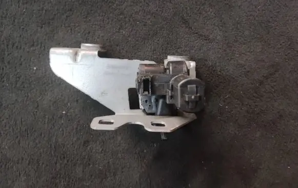 BMW 5 G30 G31 G38 Tailgate window lock/catch/latch 7447095