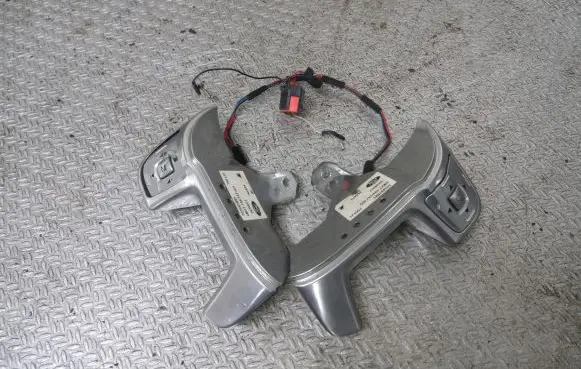 Steering wheel buttons/switches
