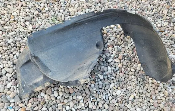 Front wheel arch liner splash guards