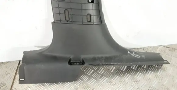 Jeep Cherokee (B) pillar trim (bottom)