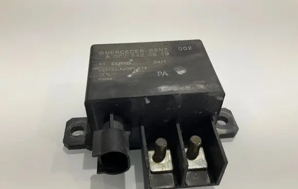 Mercedes-Benz E W211 Charging relay A0025423819 V23132A2001X14 0025423819