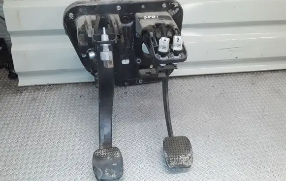 Iveco Daily 35.8 - 9 Pedal assembly 504068713
