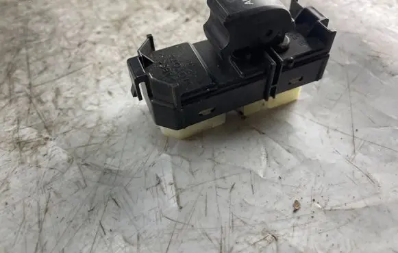 Toyota Corolla Verso E121 Electric window control switch 8403013031