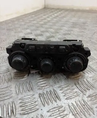Volkswagen Touran I Climate control unit 743138
