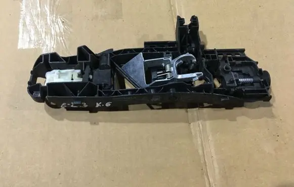 Rear door exterior handle/bracket