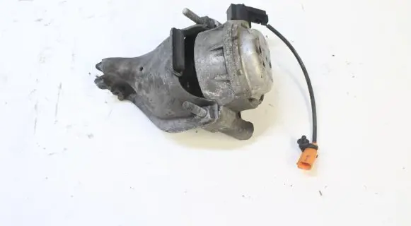 Engine mount vacuum valve