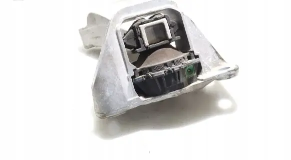 Engine mount vacuum valve