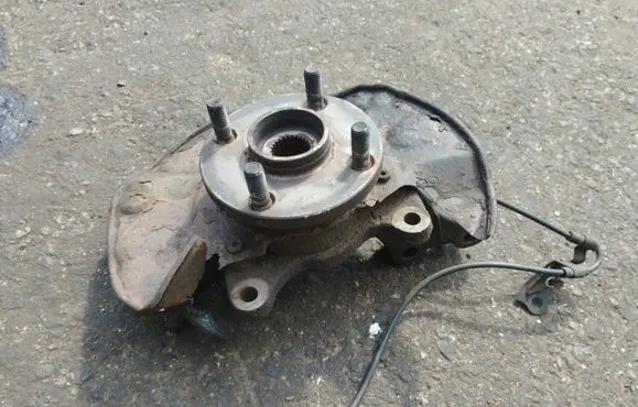 Toyota Corolla Verso E121 Front wheel hub