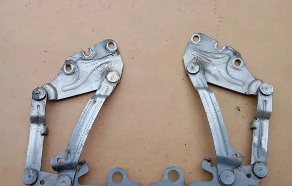 Volkswagen Golf VI Engine bonnet/hood hinges 5M0823302 5M0823301