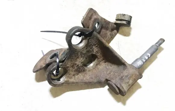 Mazda 323 Engine mounting bracket
