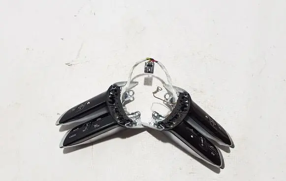 Steering wheel buttons/switches