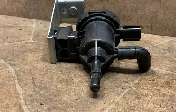 Mercedes-Benz GLA W156 X156 Fuel tank valve A0004760600