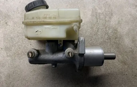 Master brake cylinder