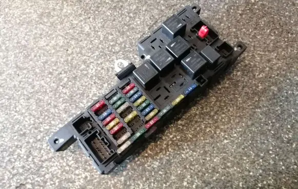 Volvo XC90 Fuse module 30728008 518829106