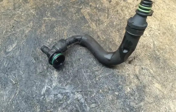Volkswagen Golf VII Breather hose/pipe 04E103202F