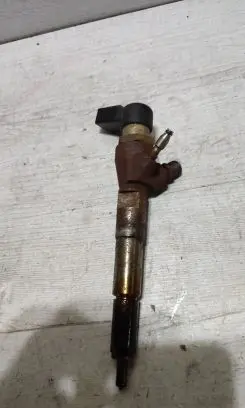 Mercedes-Benz A W176 Fuel injector H8201100113 166006212R