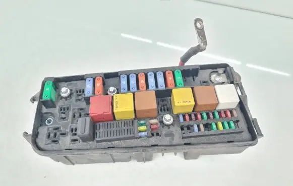 Opel Signum Fuse module 13205799 0332209136 90491314