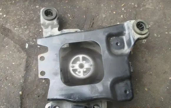 Ford Connect Engine mount bracket 16349373