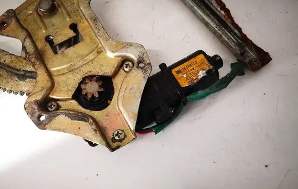Suzuki Alto Front door window regulator motor 83460M76G00