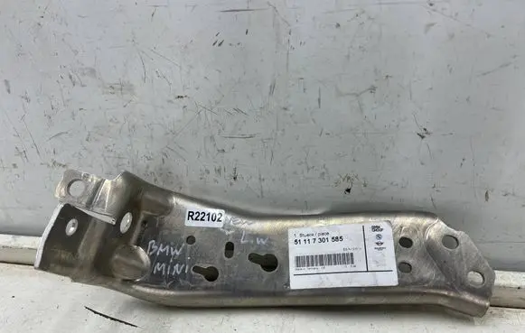 BMW 1 F40 Radiator mount bracket 7301585