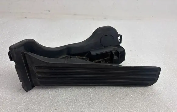 Accelerator throttle pedal