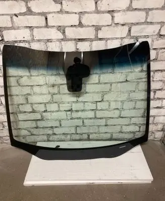 KIA Carens III Front windscreen/windshield window 