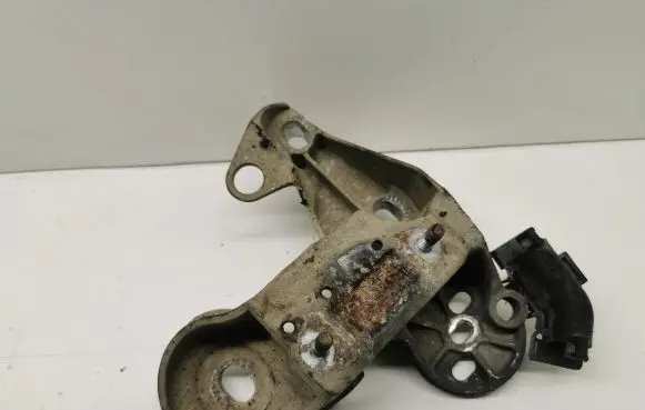 Audi A4 S4 B7 8E 8H Engine mounting bracket 8E0199352F
